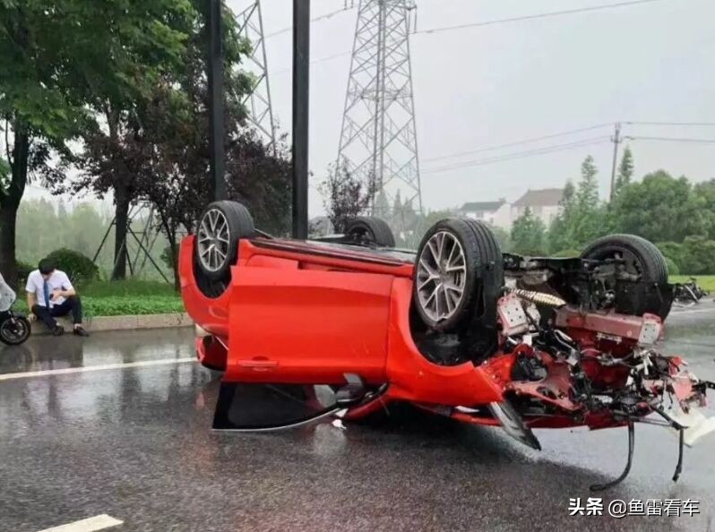吉利領(lǐng)克03濕滑路面撞樹(shù)翻滾至發(fā)動(dòng)機(jī)脫落，網(wǎng)友：亮點(diǎn)全在車頂