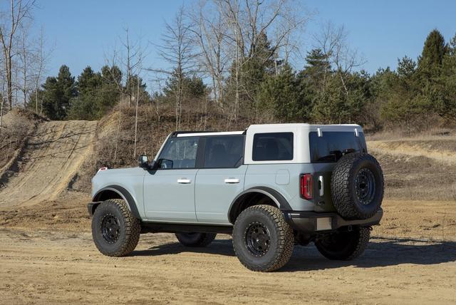 福特bronco,它也叫野马,一台可以翻山越岭的野马