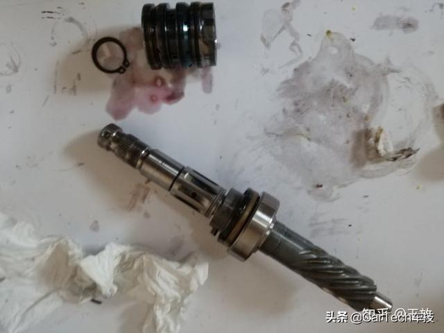 更换油封解决超级维特拉转向机漏油及简单分析