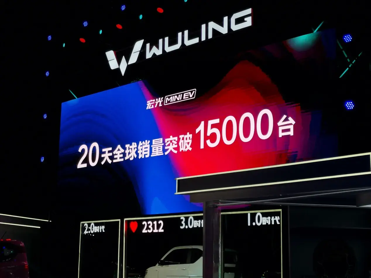 3萬塊、送綠牌，“神車”五菱被上海爺叔圍觀