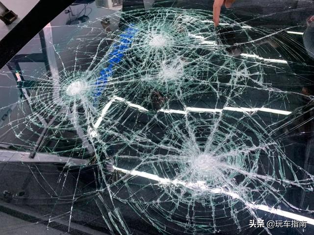 风挡玻璃又破裂?实测日本玻璃盾,石子80km/h撞击都没事?