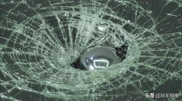 风挡玻璃又破裂?实测日本玻璃盾,石子80km/h撞击都没事?
