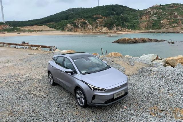 试驾几何C,续航里程达到550km,仅需7秒即可破百