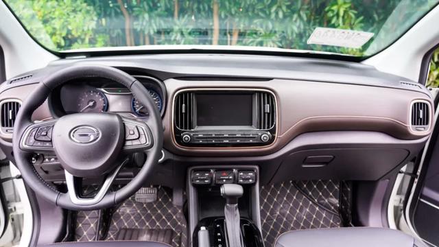 全面评测8万元越级小型SUV：要涡轮增压，还是要智能驾驶？