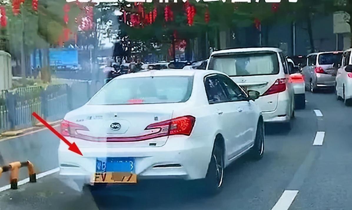 藍(lán)牌比亞迪在香港街頭行走，網(wǎng)友：為國產(chǎn)車爭氣了