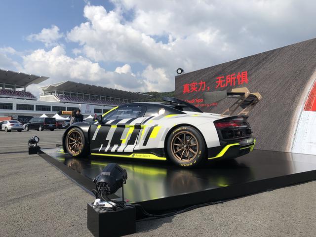 抢先体验奥迪R8 LMS GT2赛车，33.8万欧元即可拥有