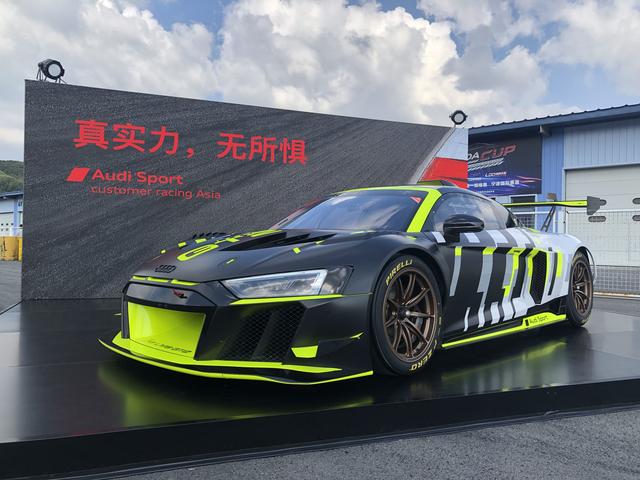 抢先体验奥迪r8 lms gt2赛车,33.8万欧元即可拥有