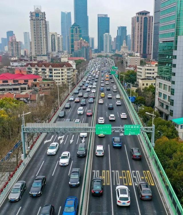 一张车牌等于一辆卡罗拉，上海发布最新交规让“打工人”落泪