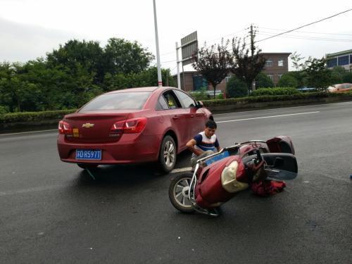 行人闖紅燈被車撞誰的責(zé)任？責(zé)任在誰？