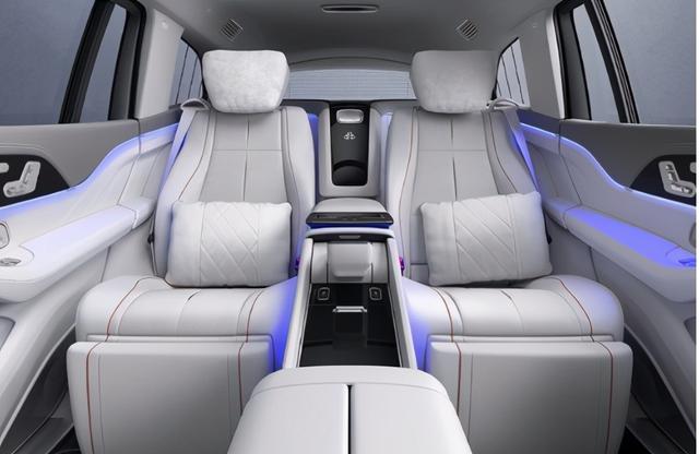 迈巴赫首款SUV将于广州车展上市，海外售价107.2万，真香