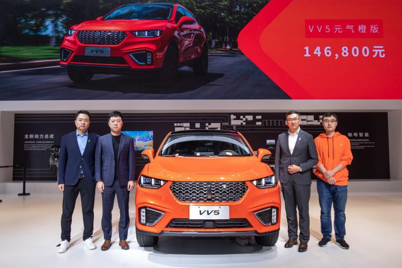 WEY VV5元?dú)獬葢{何種草廣州車展小伙？網(wǎng)友：27°橙亮眼