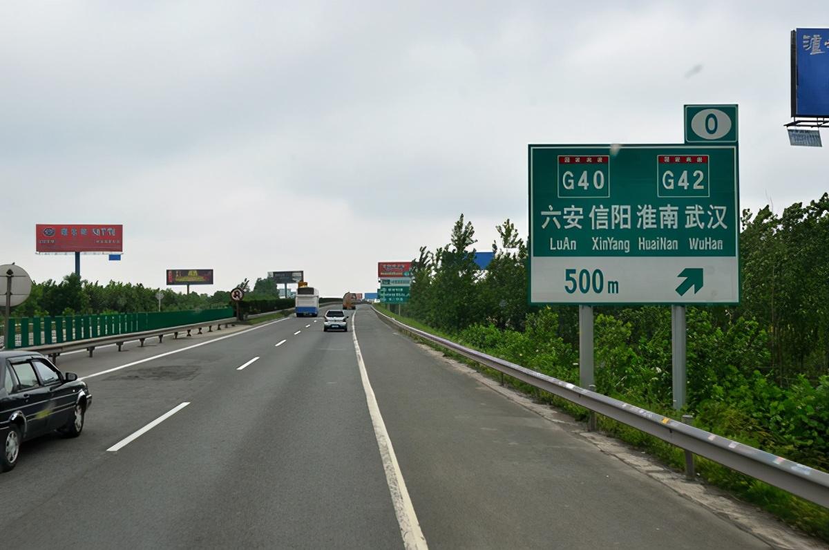 高速路牌取消英文！网友：中国不需要迁就外国人？