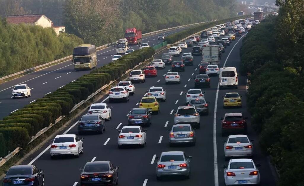 我國14億人，為何汽車突然賣不動(dòng)了？車主：3座大山壓著誰敢買