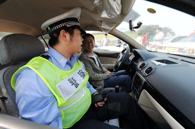 驾照实习期满要换副页吗？车管所：很多车主不知道，吃了亏