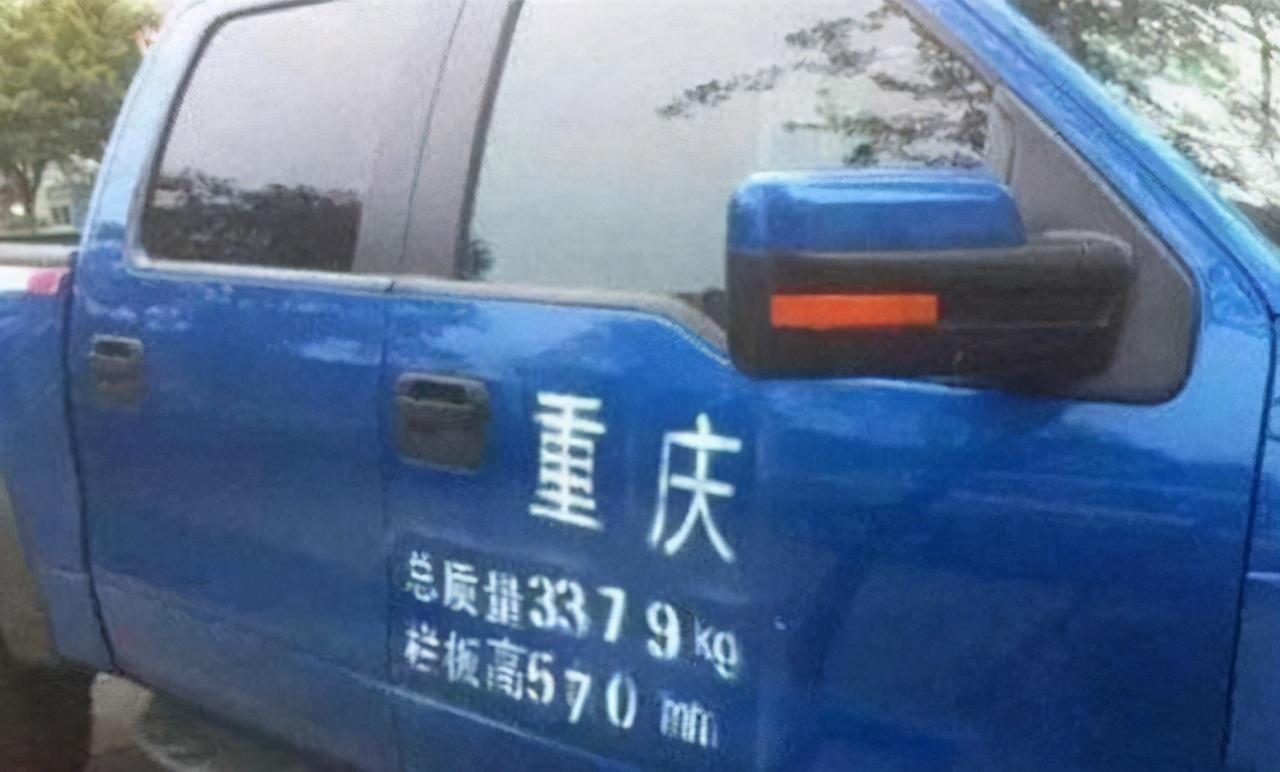 5座SUV也要在車門上噴字？網友怒了：什么時候轎車也要噴