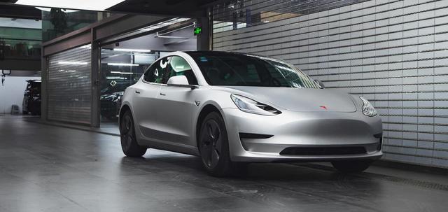 特斯拉model 3:加价选原厂颜色,还是贴改色膜划算?