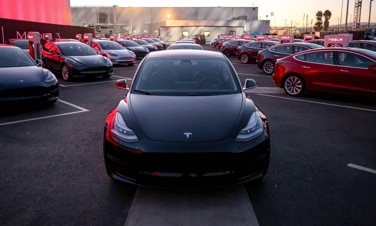 特斯拉Model 3：加價選原廠顏色，還是貼改色膜劃算？