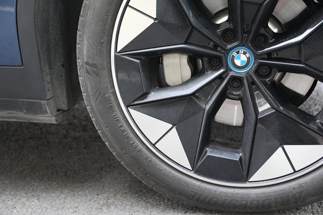 「卉眼识车」 试驾BMW iX3的魅力 享极致人性化体验