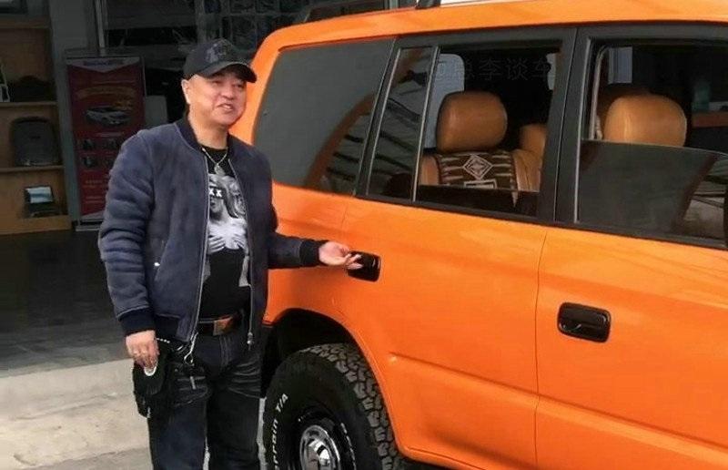 車齡20年，殘值10萬(wàn)，本山傳媒副總座駕曝光！內(nèi)行：太牛了