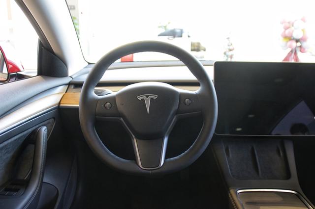 实拍2021款特斯拉model 3