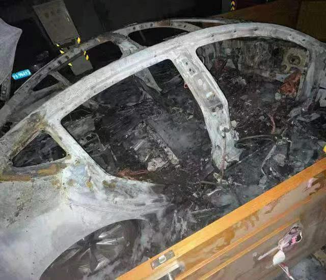 特斯拉MODEL 3車庫起火爆炸，整車只剩車架