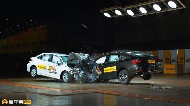 卡罗拉与速腾对撞“翻车”，撞烂的车就一定不安全吗？