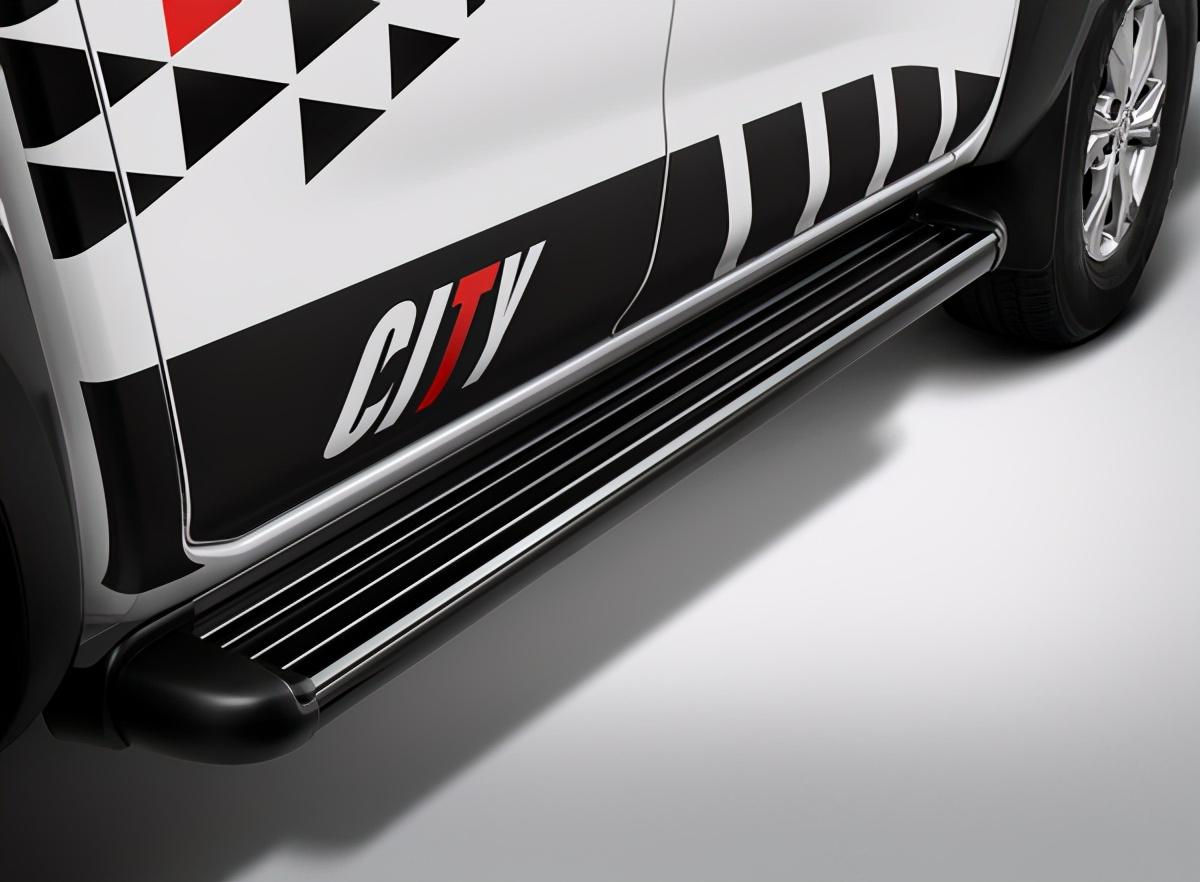 鄭州日產(chǎn)銳騏6，長5米3多，配愛信8AT，自帶改裝才13萬多