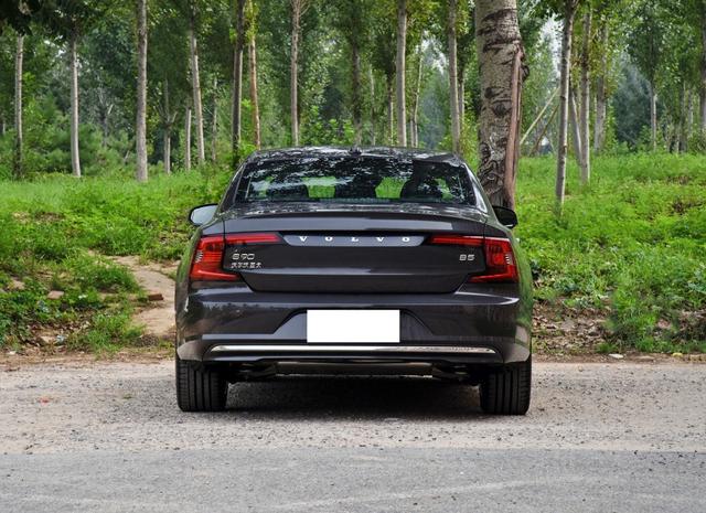 沃尔沃S90，豪车安全性高，长5米多降至32万，为何还卖不动