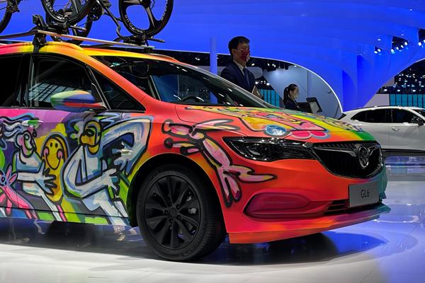 上海车展GL6彩绘车火了，一台家用多功能车如何让生活充满色彩？