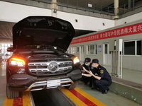 全国首批国六平行进口车在天津通关 车型为奔驰GLS450