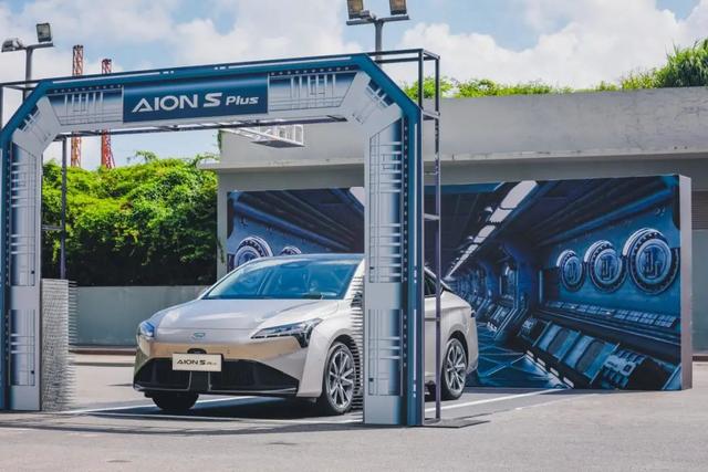 广汽埃安 Aion S Plus,1.9平方米天幕大屏是亮点?