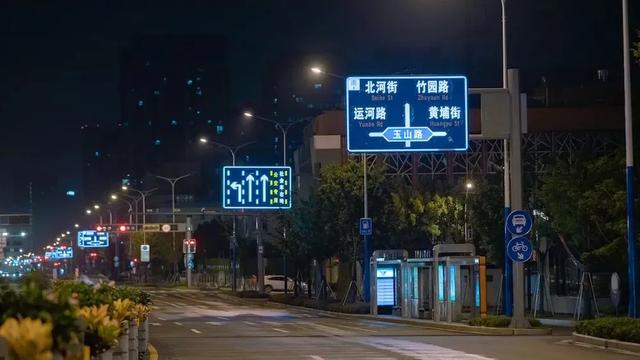 夜间看到这种会发光标志别惊讶,分分钟救命