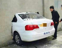云南一驾校女学员开教练车穿墙而过 墙就是用来撞的