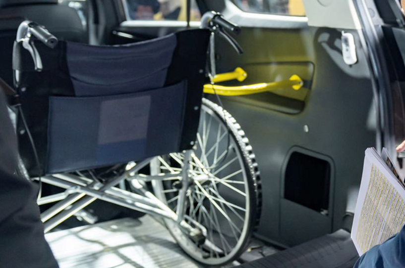想带坐轮椅的老年人出行？你需要一款上汽大通MAXUS福祉车