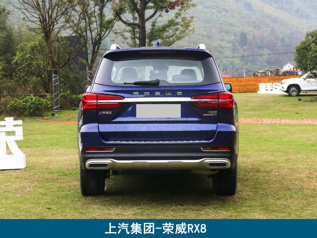 定位中大型suv,提供2 3和2 3 2两种座椅布局,作为一款"大7座"suv,荣威