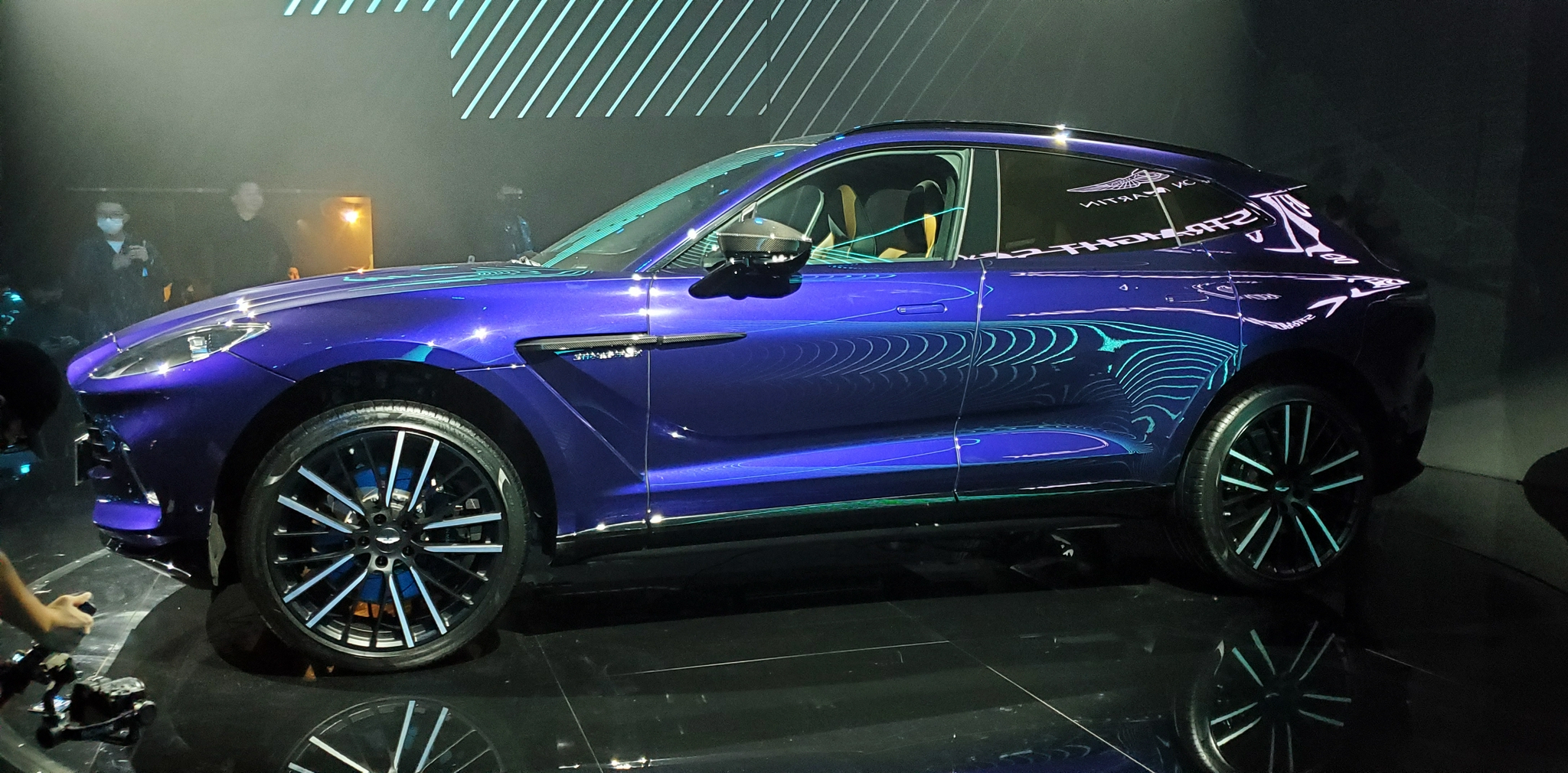 阿斯顿·马丁dbx straight-six定位为中大型suv,售价为189.8万元.
