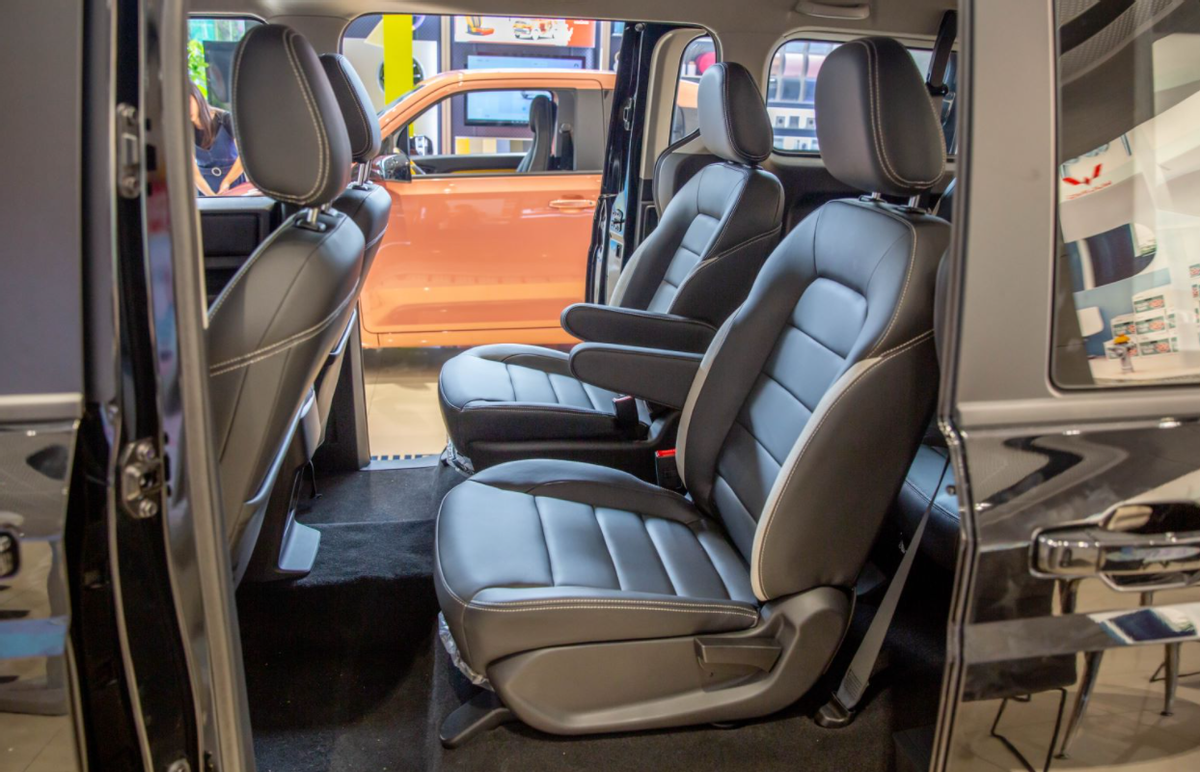 五菱神车，配9个座位，能装将近5000L货物，配双侧滑门，价格实惠