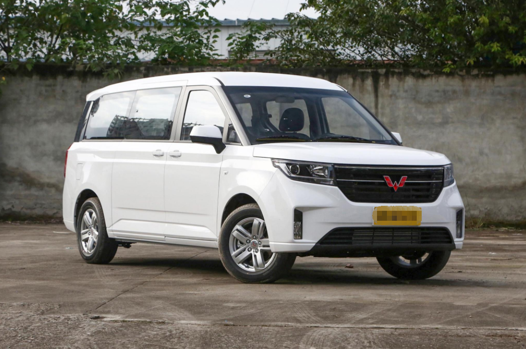 五菱征程这款车,有2座封窗车,7座,8座,9座多种不同的