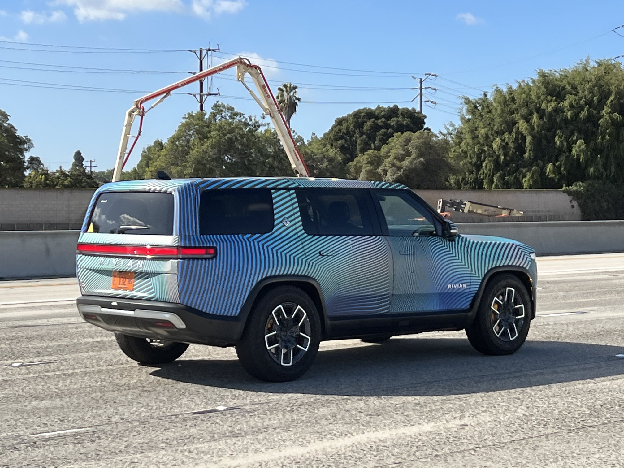 Rivian R1S首批交付,确定延后至2022年5月