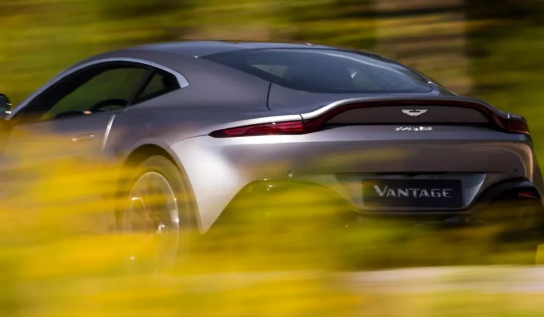 V12 Vantage预告，顶级内燃机的最后狂欢？