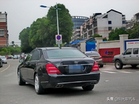 洗車行一輛奔馳火了，車后標(biāo)語讓人氣得跺腳，真想撞上去