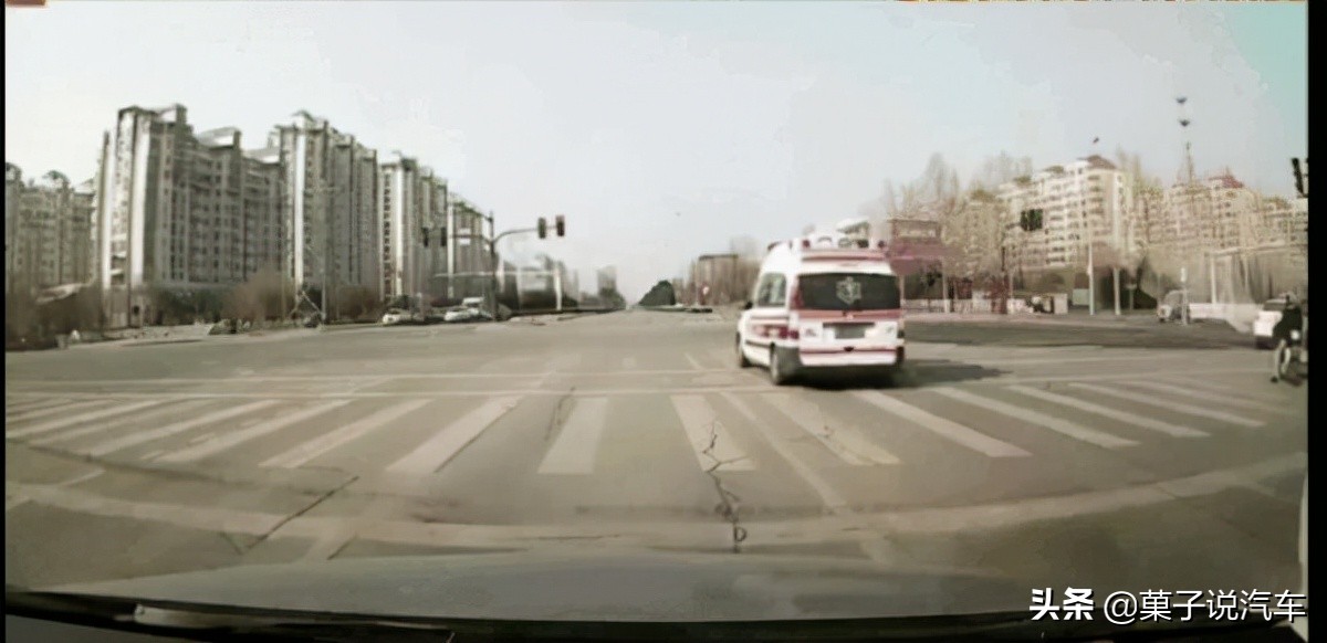 特种车辆闯红灯，与正常行驶汽车相撞，责任应如何划分？一文看懂
