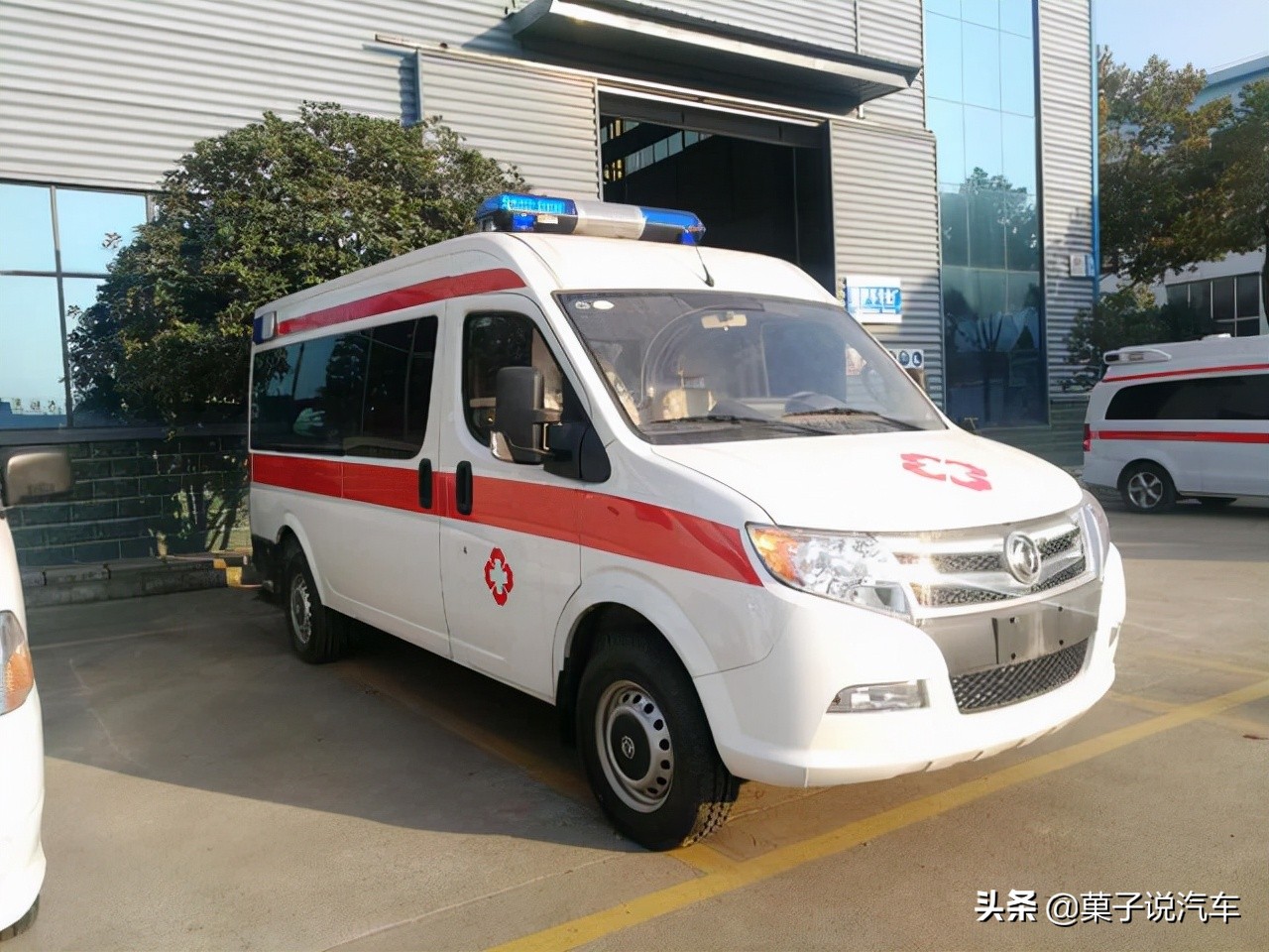 特种车辆闯红灯，与正常行驶汽车相撞，责任应如何划分？一文看懂