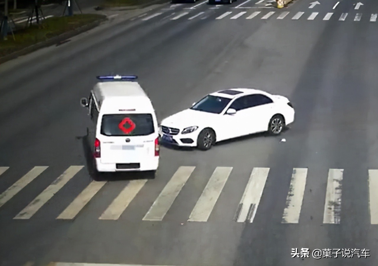 特种车辆闯红灯，与正常行驶汽车相撞，责任应如何划分？一文看懂