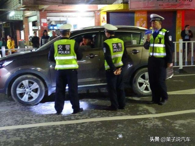 跑高速时,后排座椅放倒休息违规吗?交警给出了答案