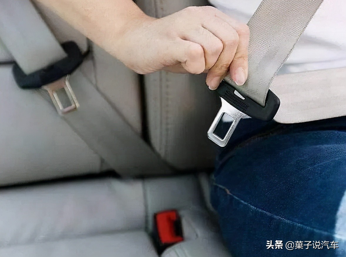 跑高速时,后排座椅放倒休息违规吗?交警给出了答案