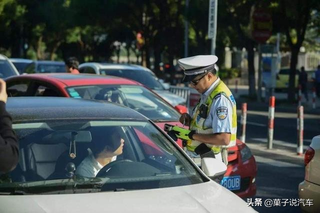跑高速时,后排座椅放倒休息违规吗?交警给出了答案