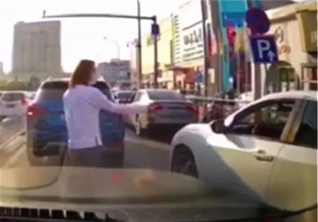 女子“人肉占车位”被汽车顶走，猜猜警察怎么判？