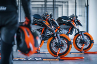 橙色手術(shù)刀！2022 KTM 890 DUKE R新配色亮相