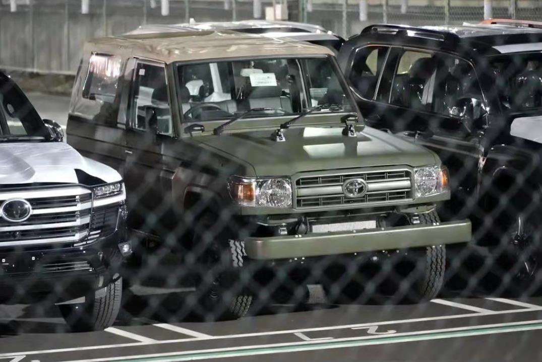 新款丰田lc70军用版实车曝光 磨砂绿车身搭配敞篷 酷毙了